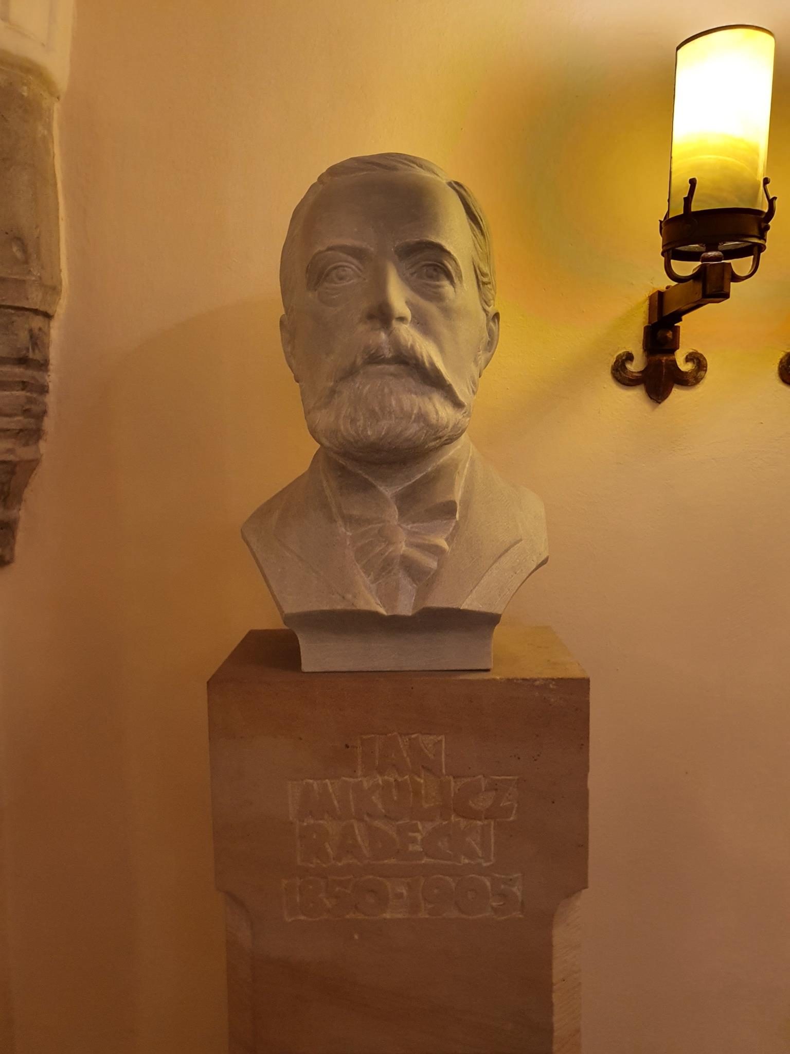 Jan Mikulicz-Radecki's bust, Wroclaw's Town Hall (1).jpg